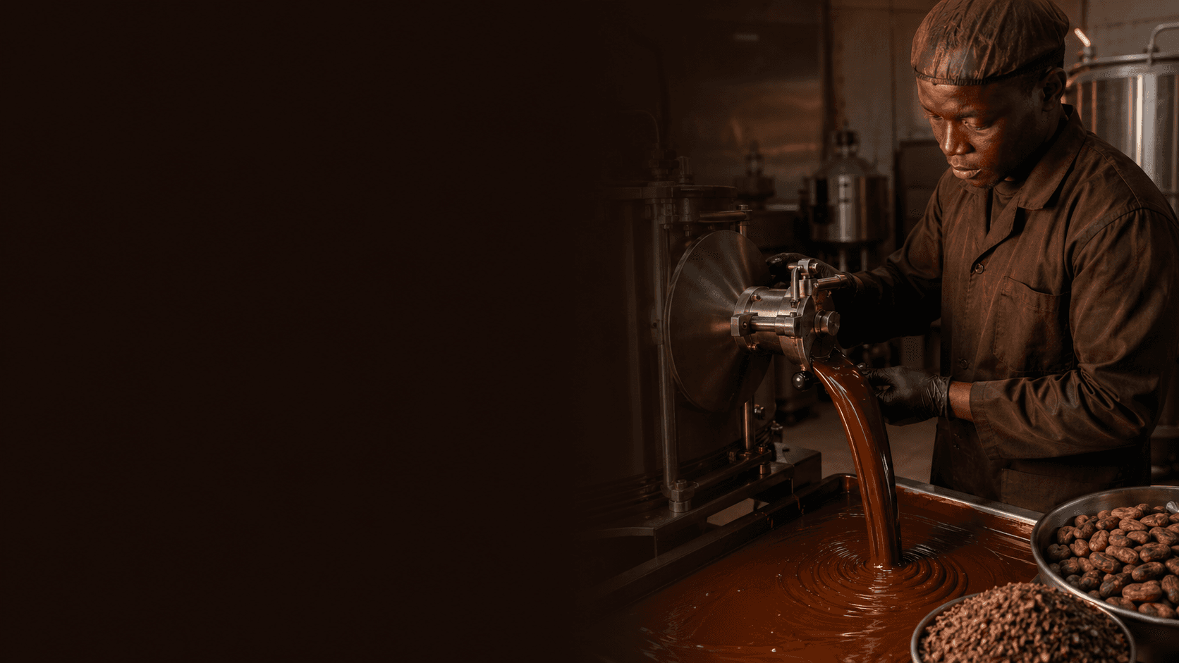 Technicien sur une ligne de transformation du cacao